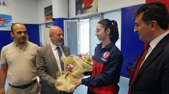 Masa Tenisinde İlklere İmza Atan Özge Yılmaz’a Tebrik Ziyareti  