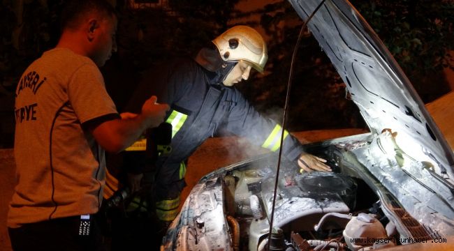 Yanan Araç Mahalleliyi Sokağa Döktü