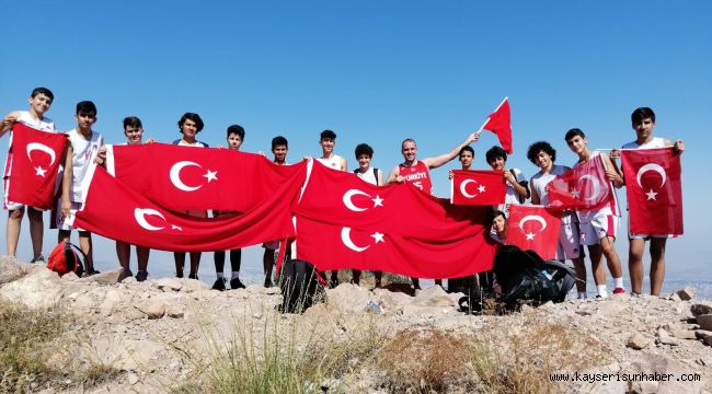 Basketbolcular 30 Ağustos Zafer Bayramı için Zirve Tırmanışı Yaptı 