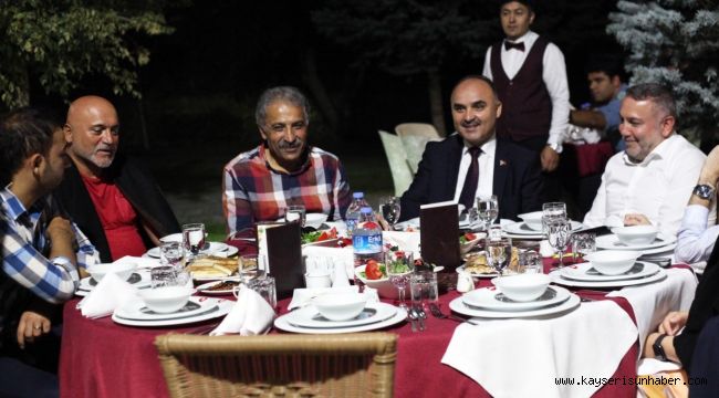 Kayserisporlu Yöneticiler ve Futbolcular Akşam Yemeğinde Buluştu   