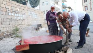 Kocasinan’da Dağıtılan Domates Fidelerinin Ürünleri Salça Oldu