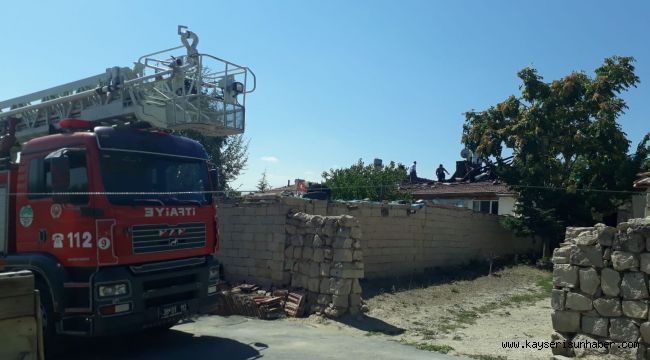 Müstakil Evin Çatısında Çıkan Yangını İtfaiye Söndürdü