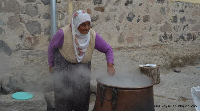 11 Çeşit Malzeme İle Yaptıkları Bir Kazan Aşureyi Tüm Köye Dağıttılar