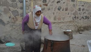 11 Çeşit Malzeme İle Yaptıkları Bir Kazan Aşureyi Tüm Köye Dağıttılar