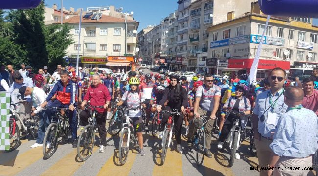 Grand Prix Erciyes Erkekler Bisiklet Yarışı Develi'de Start Aldı 