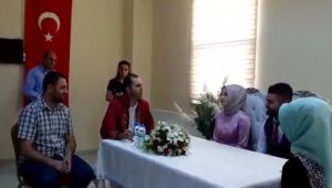 İşitme Engelli Çiftin Nikahı İşaret Diliyle Kıyıldı 