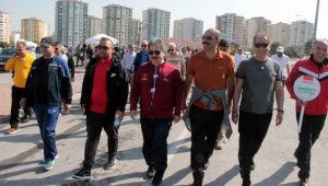 Dünya Yürüyüş Günü Etkinliğinde Yüzlerce Kişi Yürüdü 