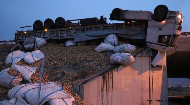 Lastiği Patlayan Patates Yüklü Tır Köprüde Asılı Kaldı