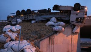 Lastiği Patlayan Patates Yüklü Tır Köprüde Asılı Kaldı