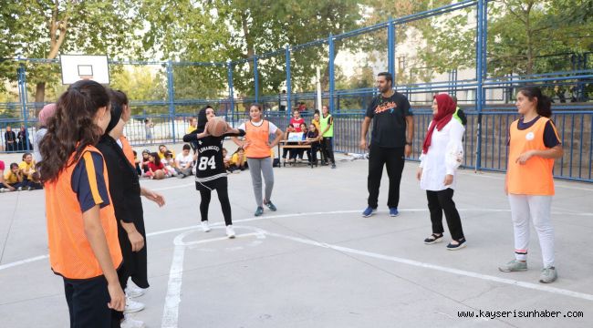 Öğrenciler ve Veliler Basketbol Maçında Karşı Karşıya Geldi 