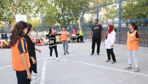 Öğrenciler ve Veliler Basketbol Maçında Karşı Karşıya Geldi 