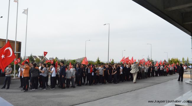 Tekden Koleji Öğrencilerinden Mehmetçiğe Komando Marşlı Destek 