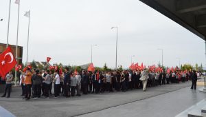 Tekden Koleji Öğrencilerinden Mehmetçiğe Komando Marşlı Destek 
