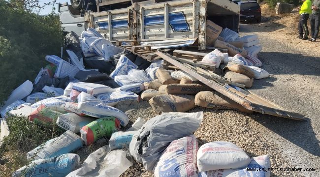 Ters Dönen Kamyondan Burnu Bile Kanamadan Çıktı