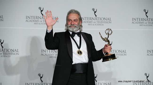 47. Emmy Ödülleri’nde En İyi Erkek Oyuncu Ödülü Haluk Bilginer’e