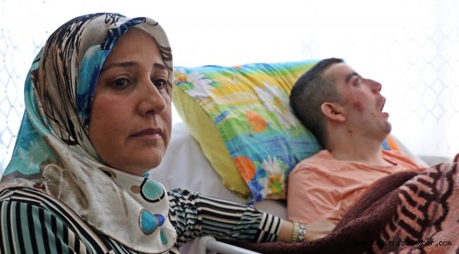 5 yıldır gözlerini kırpamıyor, adeta kan ağlıyor