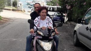 Fatma Girik Bodrum sokaklarında motosiklet turu attı