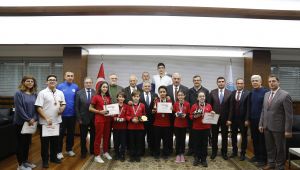 Şampiyon Öğrencilerden Başkan Büyükkılıç'a Ziyaret