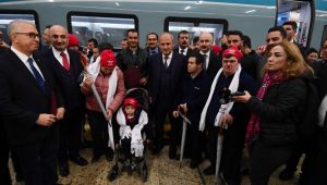 Ulaştırma Bakanı Turhan, 20 özel Gereksinimli Bireyi YHT ile Eskişehir'e Uğurladı