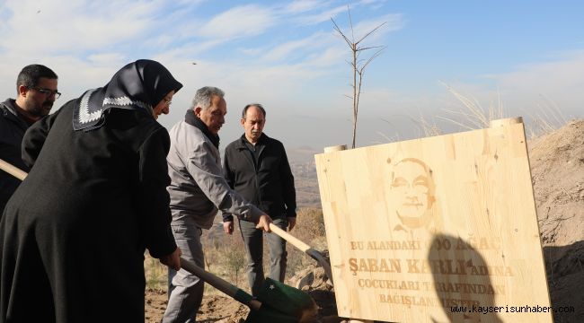 Vasiyet etti, Perşembesi yerine ağaç diktirdi