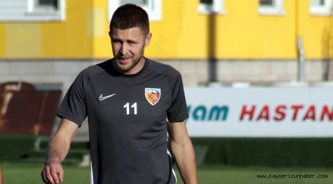 Artem Kravets ilk kez forma giydi