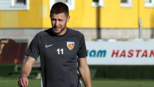 Artem Kravets ilk kez forma giydi