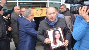 Evinin önünde bıçaklanarak öldürülen Ceren Özdemir için gözyaşları