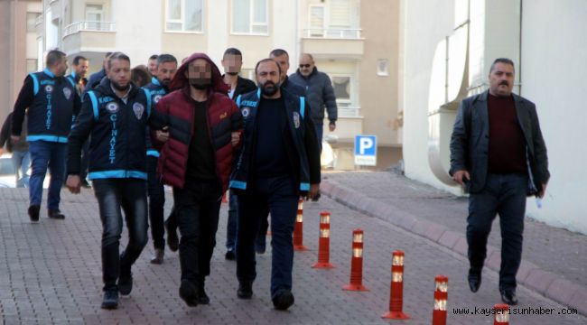 Kardeşi ve Amcasını Yaralayan Şahsı Av Tüfeğiyle Öldürdü