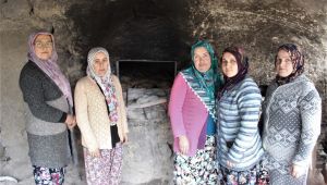 Köylü kadınlar ekmek yapıp satarak cami yaptırıyor