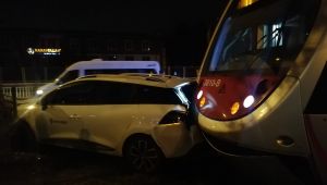 Otomobil Tramvay Yoluna Girdi: 1 Yaralı