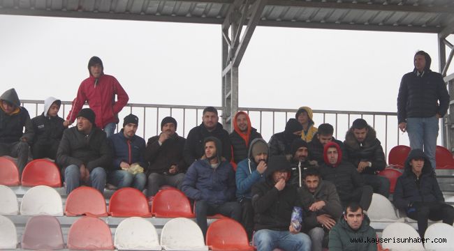 Soğuk Havaya Rağmen Battaniye İle Maç İzlediler