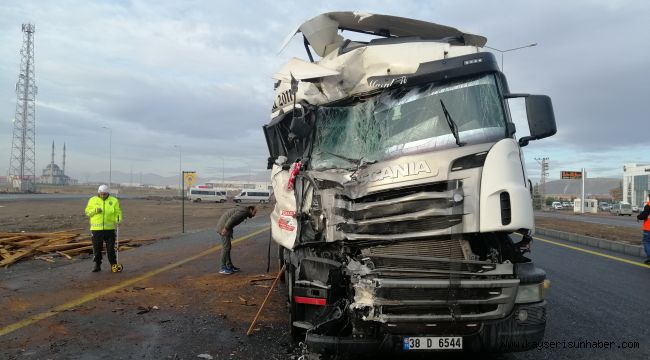 TIR Durakta Yolcu Otobüsüne Çarptı