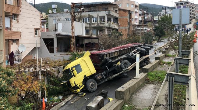 Yoldan çıkan TIR evin bahçesine uçtu