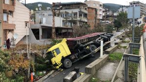 Yoldan çıkan TIR evin bahçesine uçtu