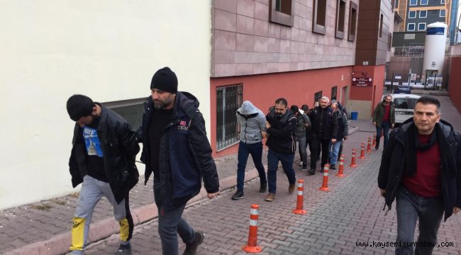 DEAŞ Operasyonunda Gözaltına Alınan 9 Kişiden 5'i Adliyeye Sevk Edildi