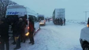 Kayseri-Ankara ve Kayseri-Niğde yolu kar yağışı nedeniyle trafiğe kapatıldı