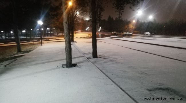 Kayseri'ye beklenen kar yağdı  