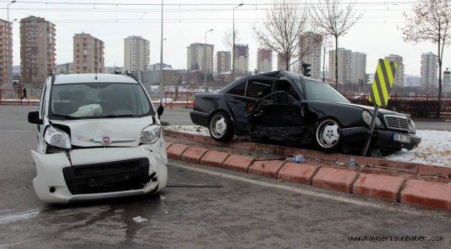 Otomobil İle Ticari Araç Çarpıştı: 9 Yaralı