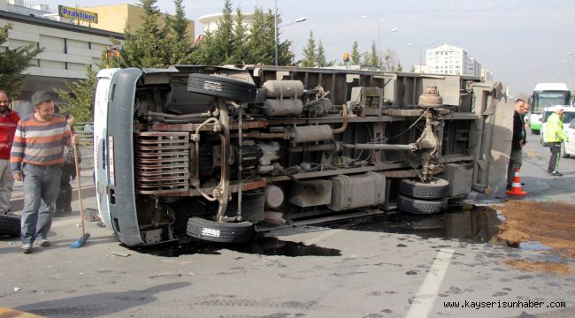 Tekeri çıkan kamyon yan yattı