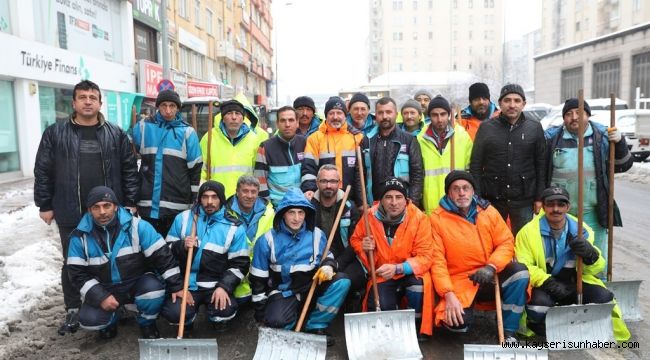 Başkan Çolakbayrakdar, ekiplerle kar temizledi