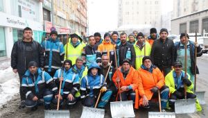 Başkan Çolakbayrakdar, ekiplerle kar temizledi