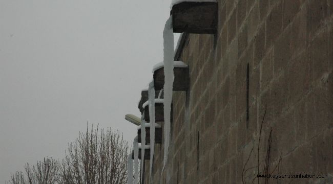 Buz sarkıtları korkutuyor