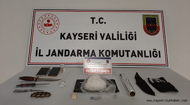 Jandarmadan uyuşturucu tacirlerine gözaltı