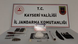 Jandarmadan uyuşturucu tacirlerine gözaltı