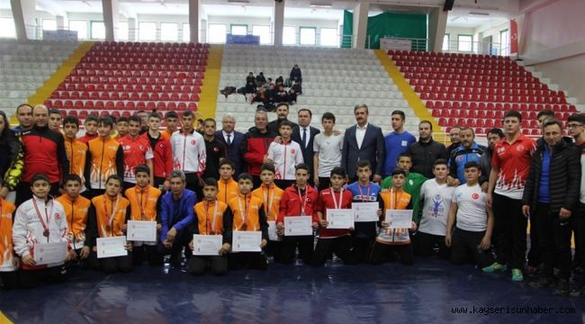 Kayseri'nin Yıldız Pehlivanları Yozgat'tan Madalyalar ile döndüler