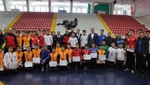 Kayseri'nin Yıldız Pehlivanları Yozgat'tan Madalyalar ile döndüler