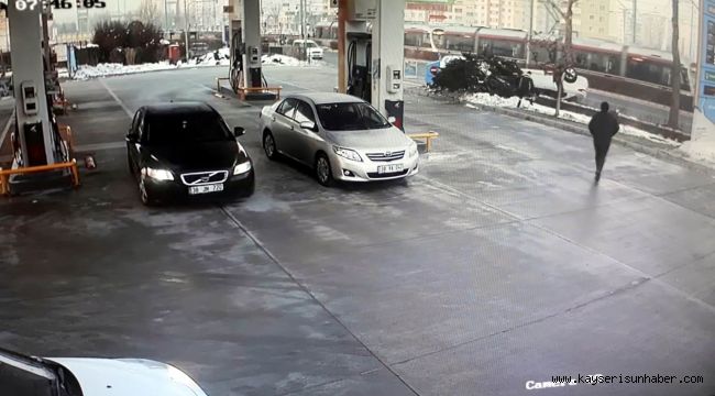 Sürücüsünün direksiyon hakimiyeti kaybolan araç takla attı