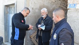 Evden çıkamayan emeklinin maaşını zabıta ekipleri götürdü