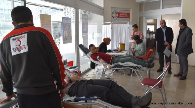Kocasinan Belediyesi personelinden Kızılay’a kan bağışı