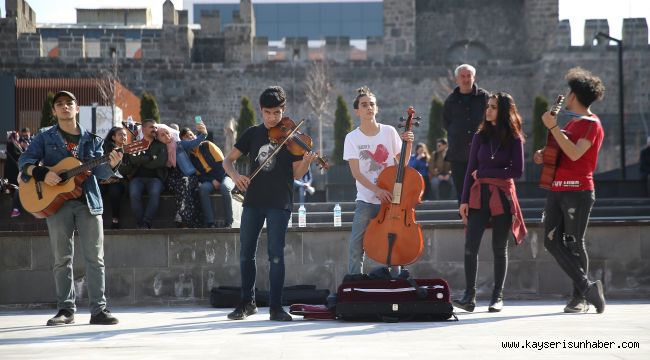Sanatçılar Sokağı Genç Müzisyenleri Ağırladı